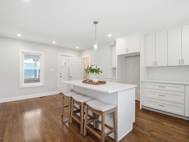 37 Stavely St, Lowell, MA 01852