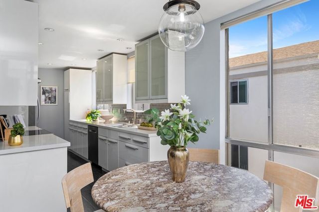 8530 HOLLOWAY Drive 311, West Hollywood, CA 90069