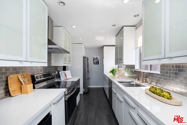 8530 HOLLOWAY Drive 311, West Hollywood, CA 90069