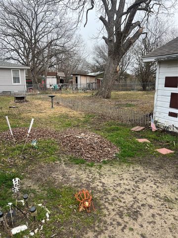 704 E 9th Street, Kemp, TX 75143