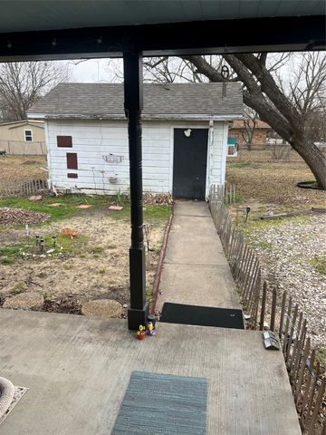 704 E 9th Street, Kemp, TX 75143