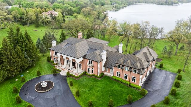 27147 N Chevy Chase Road, Mundelein, IL 60060