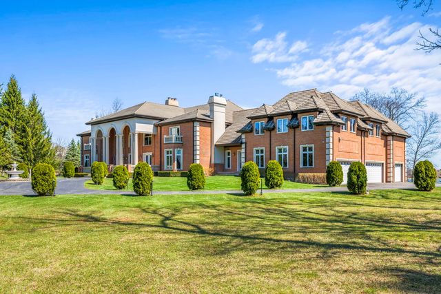 27147 N Chevy Chase Road, Mundelein, IL 60060