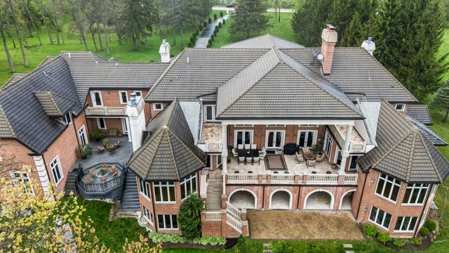 27147 N Chevy Chase Road, Mundelein, IL 60060