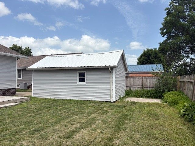 1021 N 5th Avenue E, Newton, IA 50208