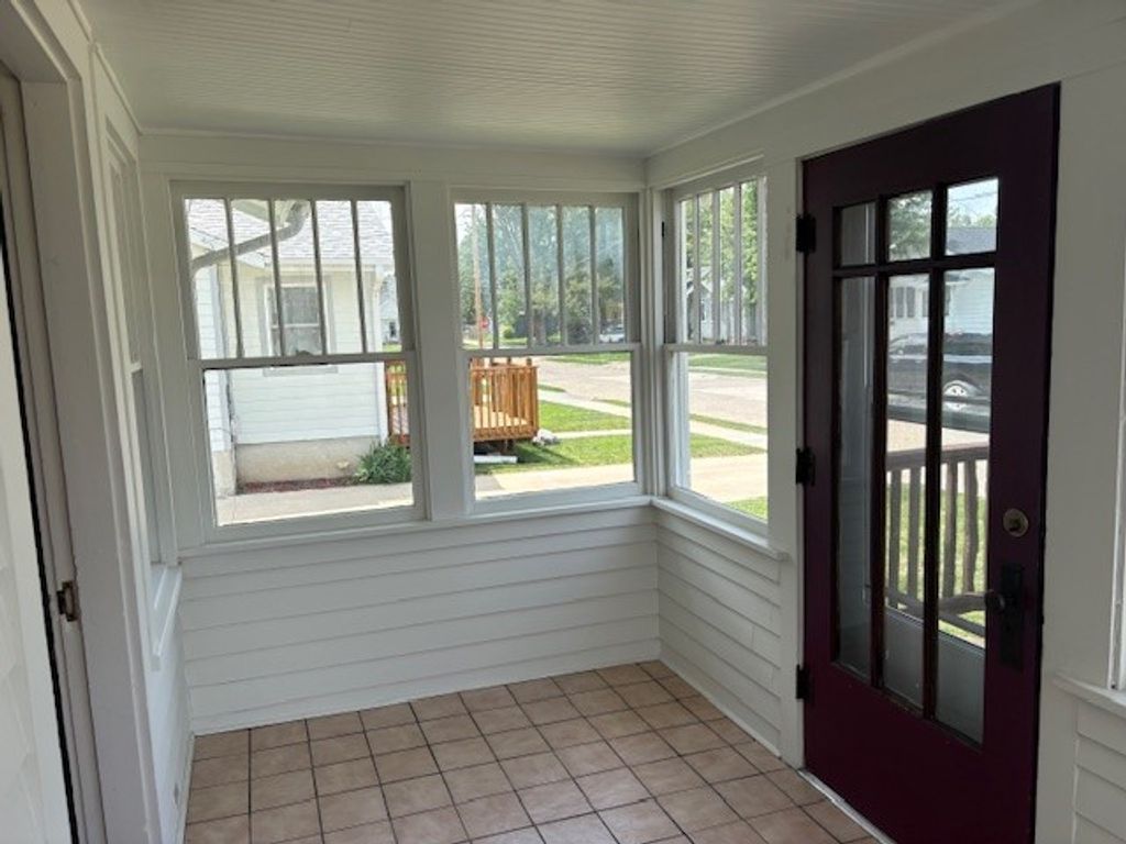 1021 N 5th Avenue E, Newton, IA 50208