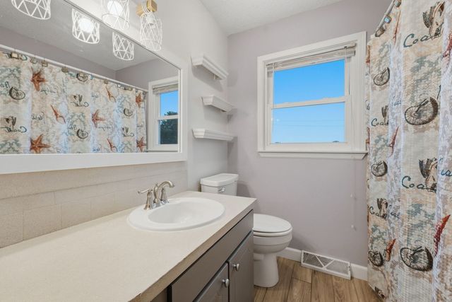 1428 Glenwood Drive, Leclaire, IA 52753