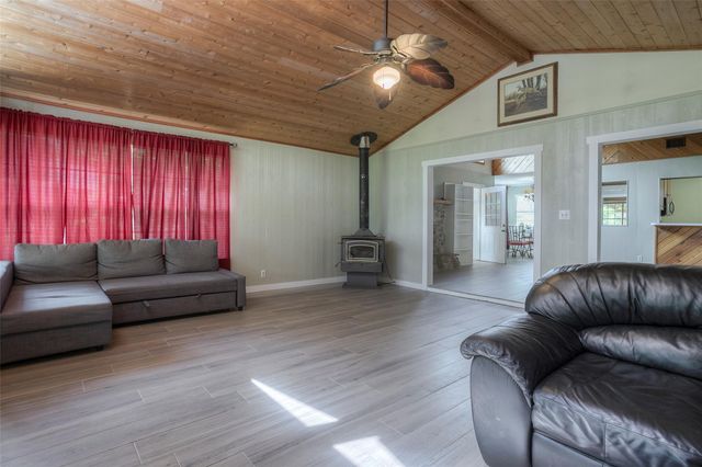 130 S Oak Bluff Drive, Trinity, TX 75862