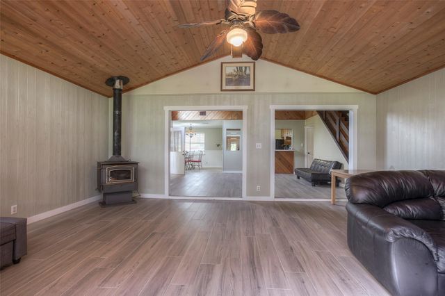 130 S Oak Bluff Drive, Trinity, TX 75862