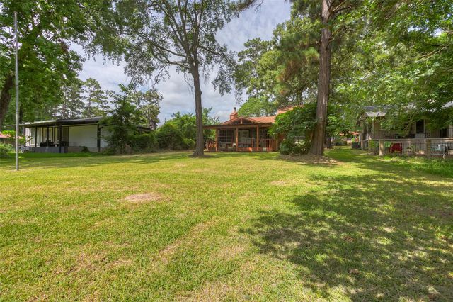 130 S Oak Bluff Drive, Trinity, TX 75862