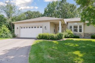 913 Carriage Lane, Chaska, MN 55318