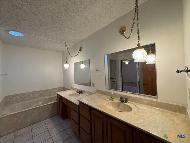 229 Wood Glen Drive, Gatesville, TX 76528