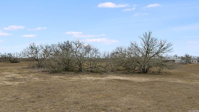 000 County Road 454, Stockdale, TX 78160