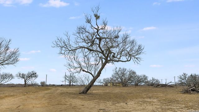 000 County Road 454, Stockdale, TX 78160
