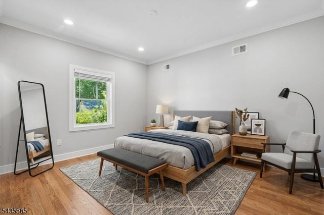 37 Burnet St, Livingston Twp., NJ 07039