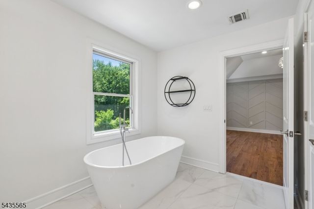37 Burnet St, Livingston Twp., NJ 07039
