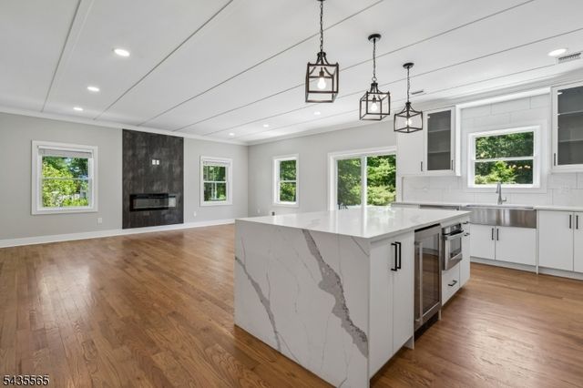 37 Burnet St, Livingston Twp., NJ 07039