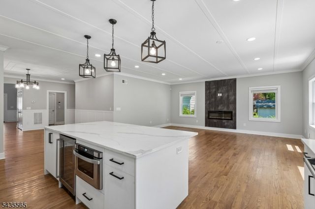 37 Burnet St, Livingston Twp., NJ 07039