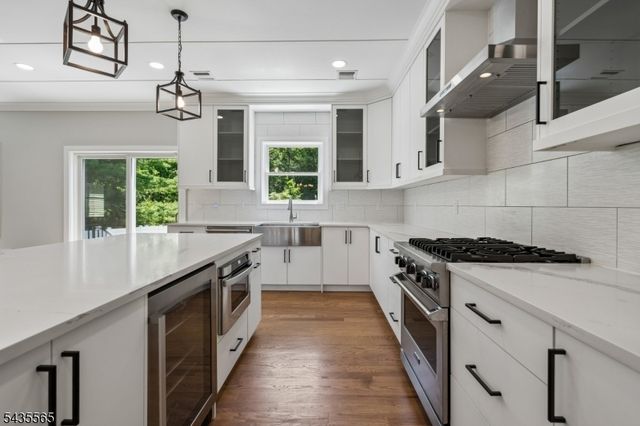 37 Burnet St, Livingston Twp., NJ 07039