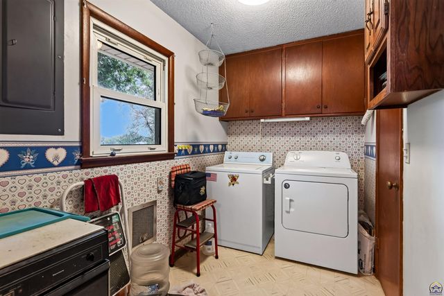 3521 SE Chippewa DR, Berryton, KS 66409