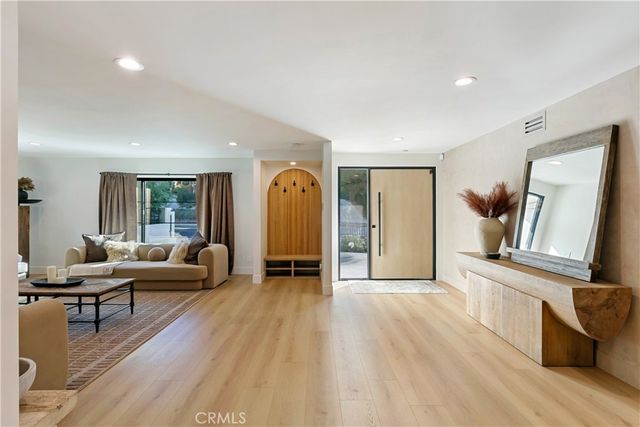 22269 Avenue San Luis, Woodland Hills, CA 91364