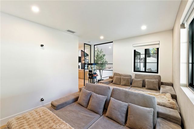 22269 Avenue San Luis, Woodland Hills, CA 91364