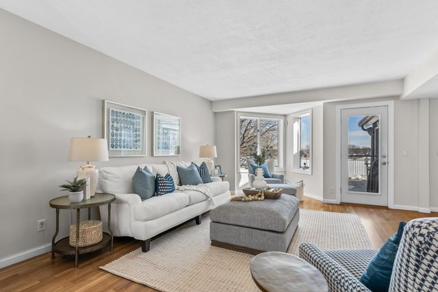 630 Carver Beach Road, Chanhassen, MN 55317