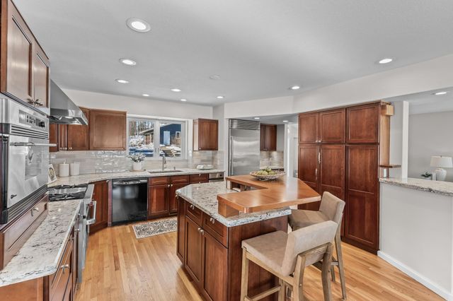 630 Carver Beach Road, Chanhassen, MN 55317