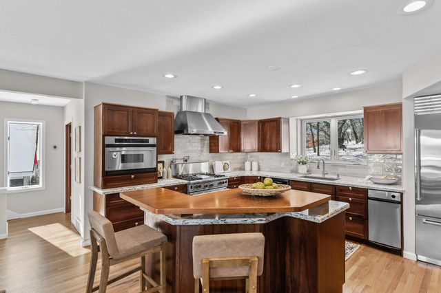 630 Carver Beach Road, Chanhassen, MN 55317