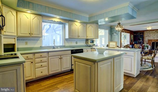 5557 MAIN ST, Chincoteague Island, VA 23336