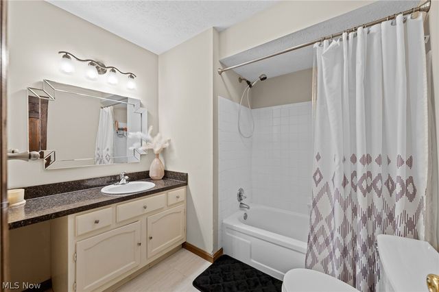 2338 Plymouth Lane, Cuyahoga Falls, OH 44221