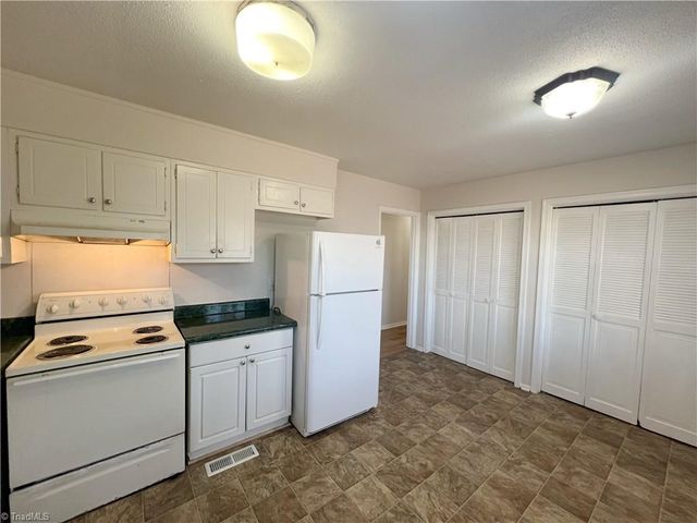 6 Clark Court, Greensboro, NC 27406