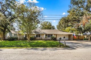 211 S Iowa Avenue, League City, TX 77573
