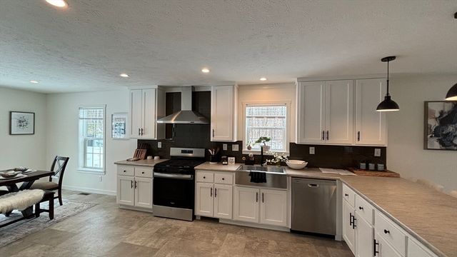 12 Pinrock Drive, Sturbridge, MA 01566