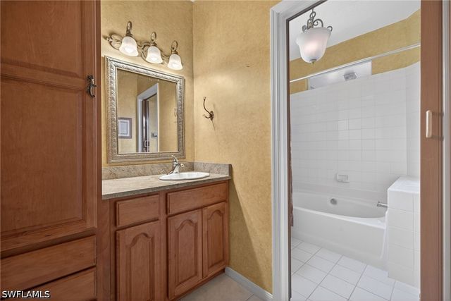 290 Emerald Bay CIR L7, Naples, FL 34110