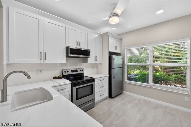 290 Emerald Bay CIR L7, Naples, FL 34110