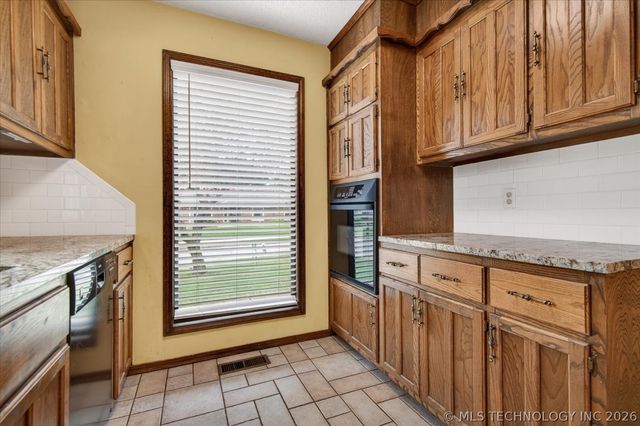 1135 Meadow Lane, Bartlesville, OK 74006