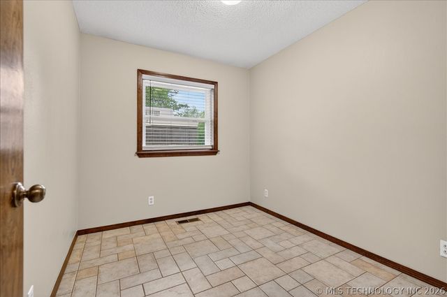 1135 Meadow Lane, Bartlesville, OK 74006