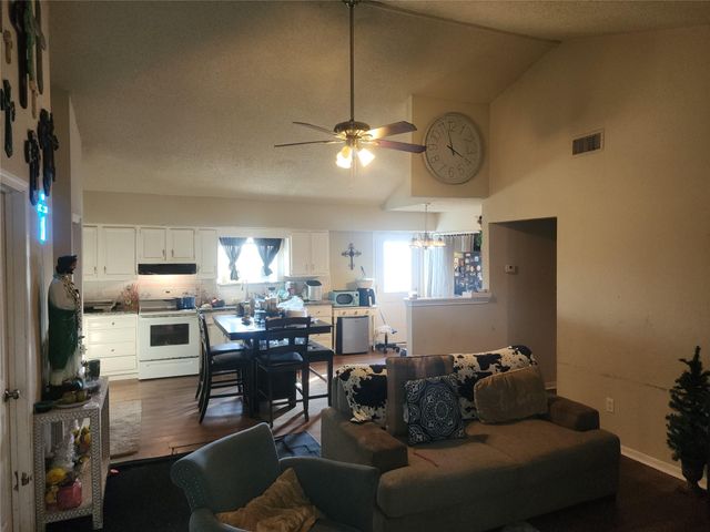 42 Country Oaks Street, Brazoria, TX 77422