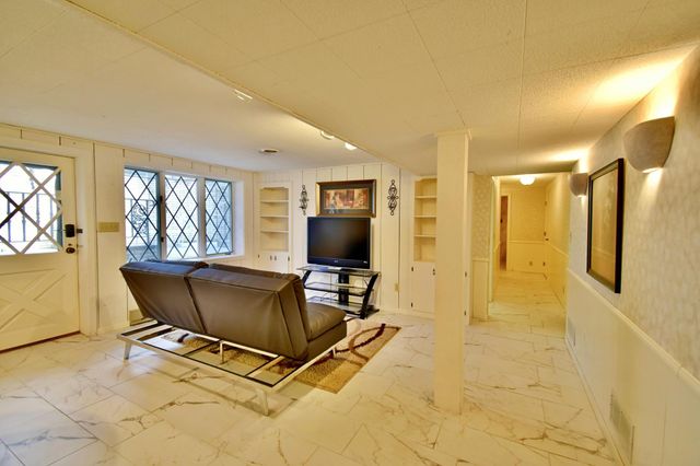 1300 Kilian Boulevard SE, Saint Cloud, MN 56304