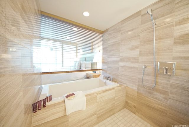 383 Kalaimoku Street 1601, Honolulu, HI 96815