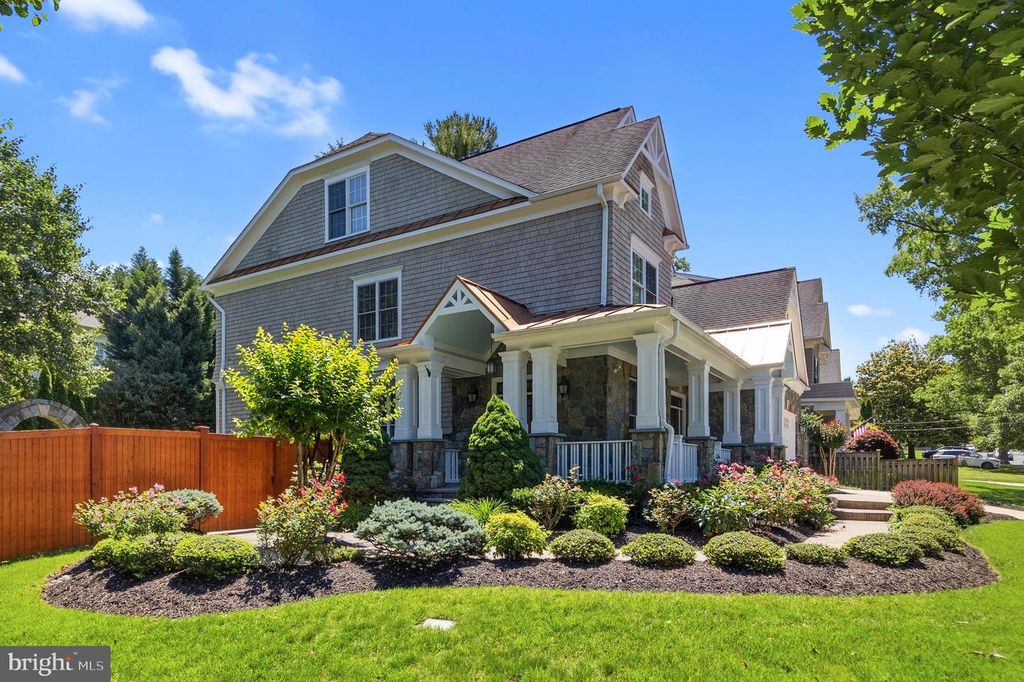 Image 3 of property listing at 7527 WESTFIELD DR, Bethesda, MD 20817