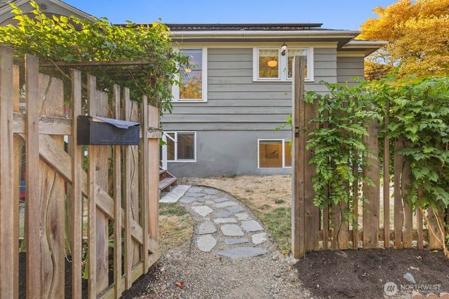 3218 S Byron Street, Seattle, WA 98144