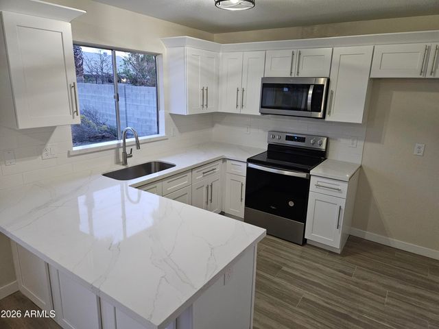 8949 W CINNABAR Avenue, Peoria, AZ 85345