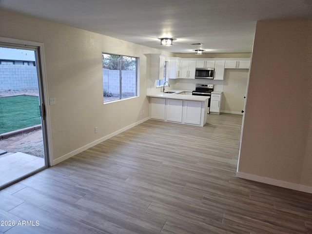 8949 W CINNABAR Avenue, Peoria, AZ 85345