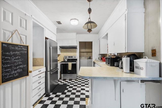 3211 Shady Trail Dr, Tyler, TX 75702