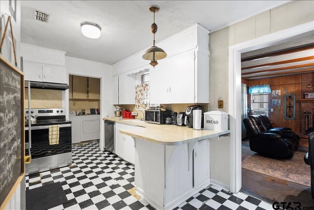 3211 Shady Trail Dr, Tyler, TX 75702