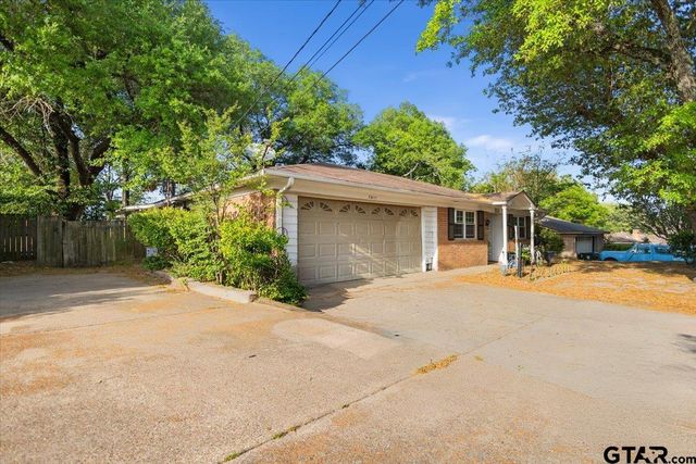 3211 Shady Trail Dr, Tyler, TX 75702