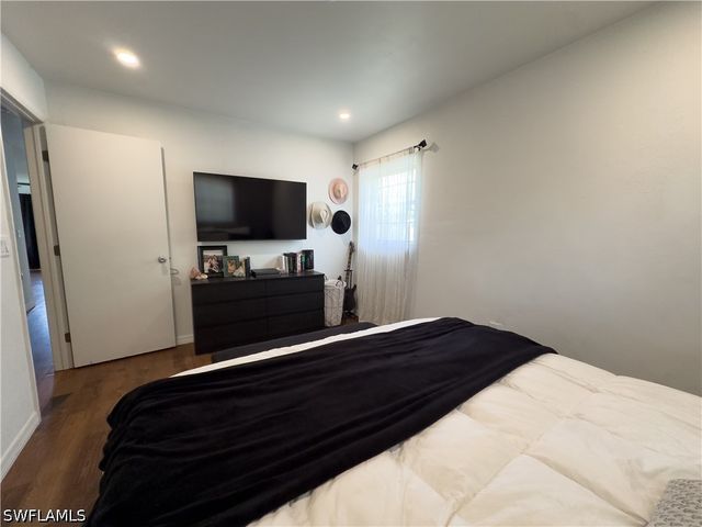 651 Pine Cone LN, Naples, FL 34104