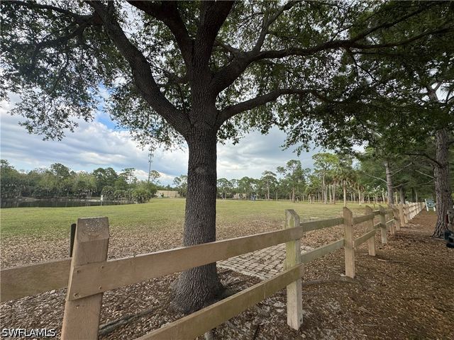 651 Pine Cone LN, Naples, FL 34104